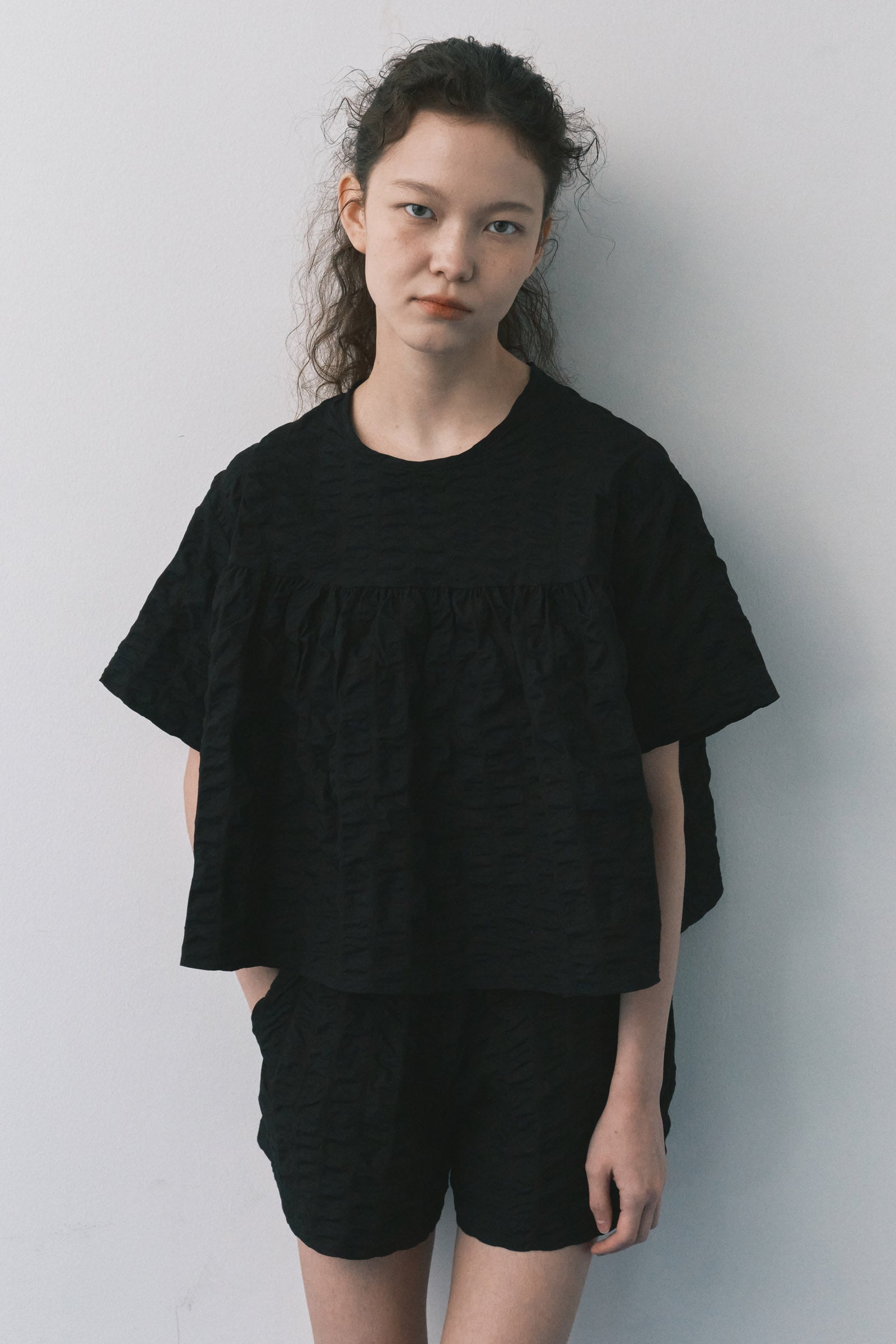 A LINE RIPPLE CROP SHIRTS_BLACK