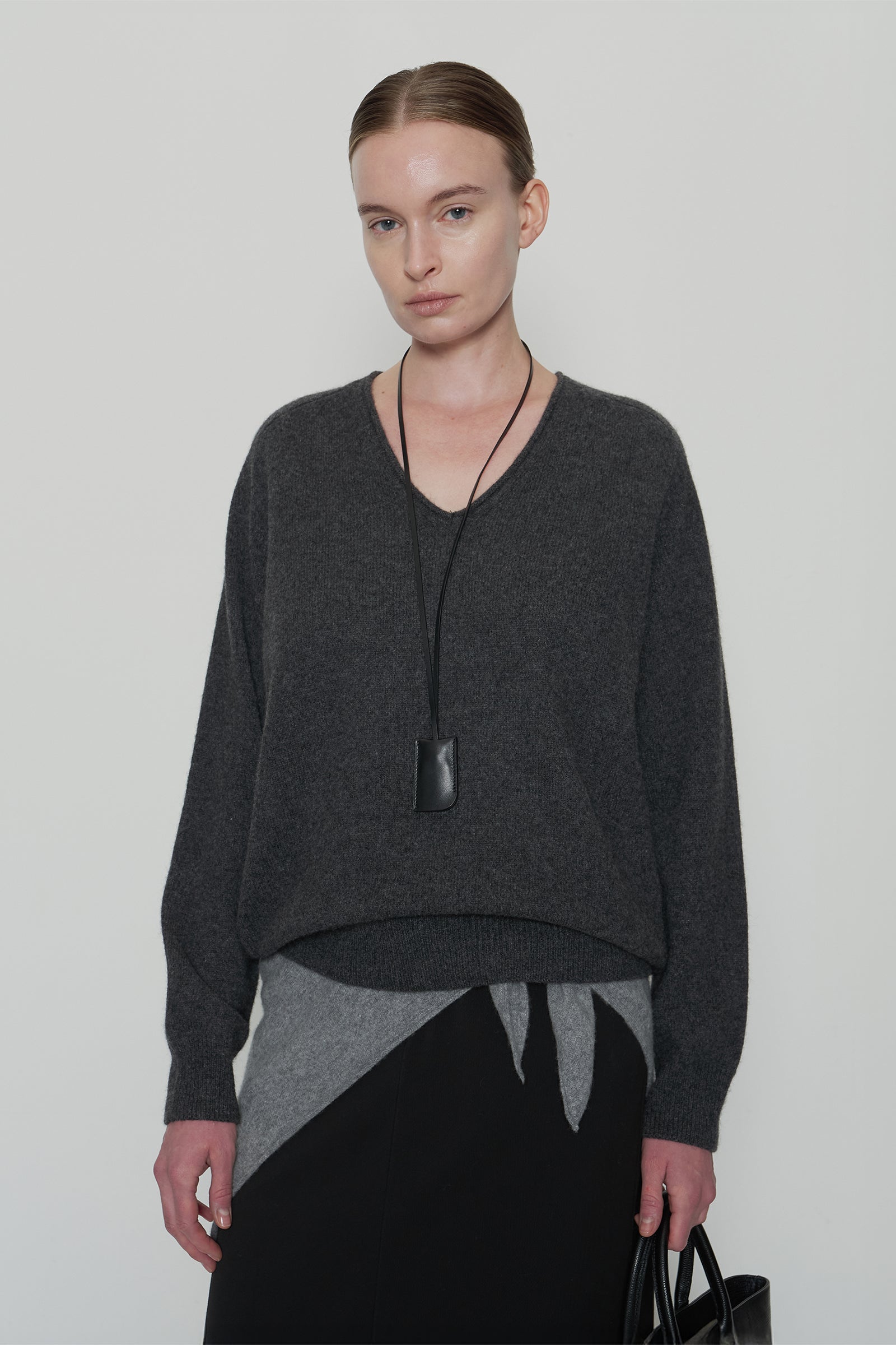 EDIN V-NECK ALPACA KNIT_CHARCOAL