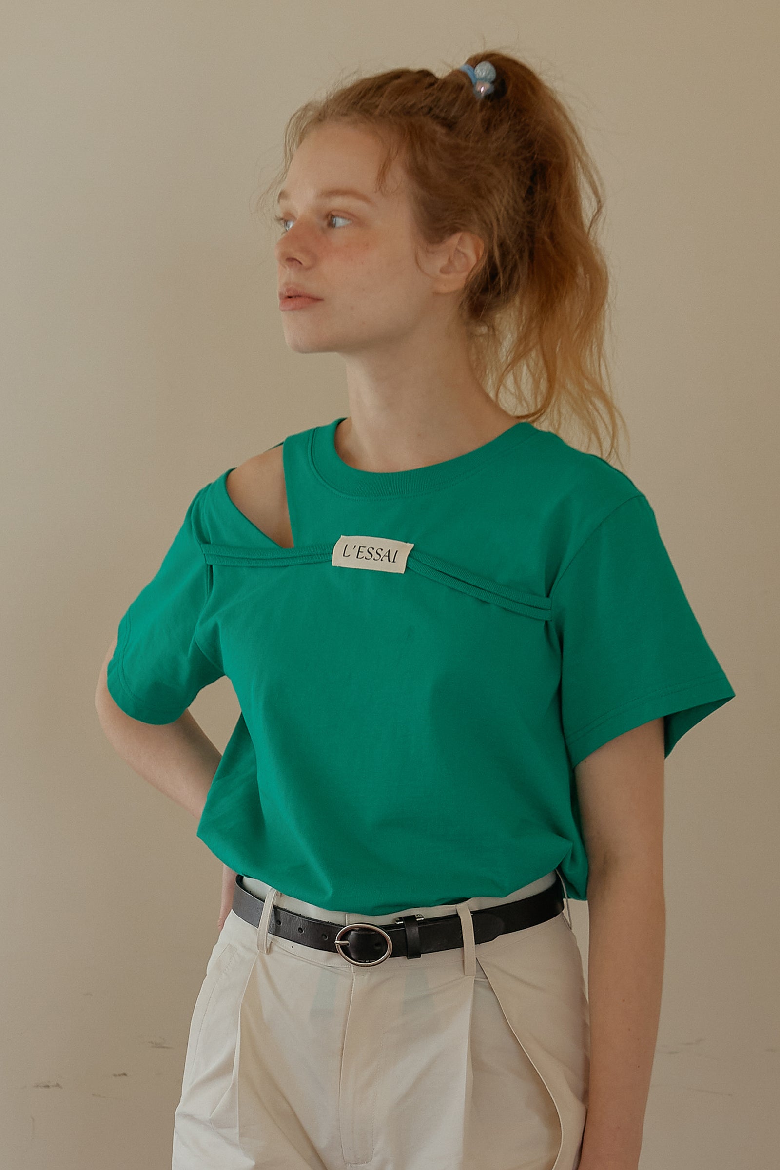 CUT OUT SHOULDER STRING LOGO T-SHIRT_GREEN