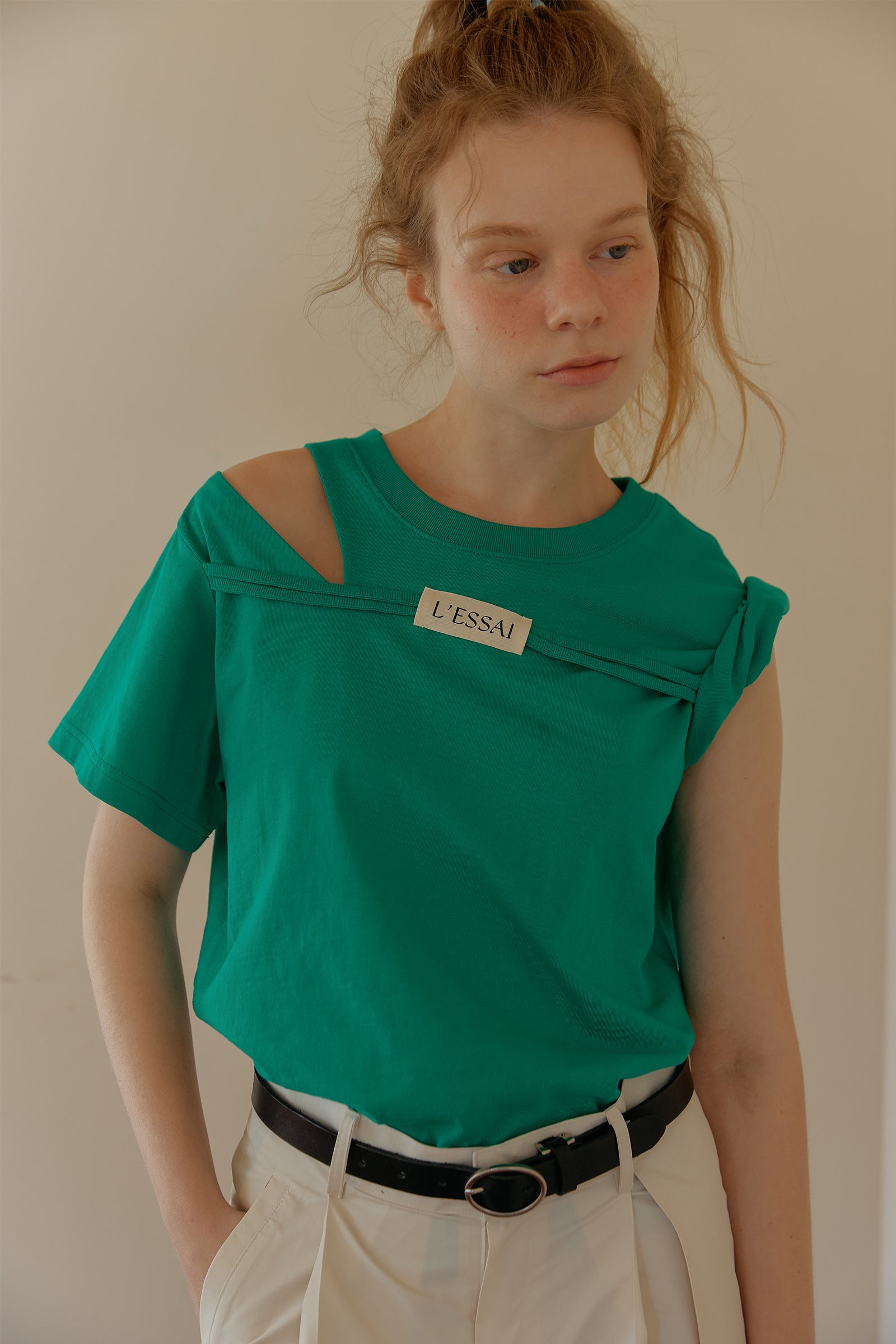 CUT OUT SHOULDER STRING LOGO T-SHIRT_GREEN