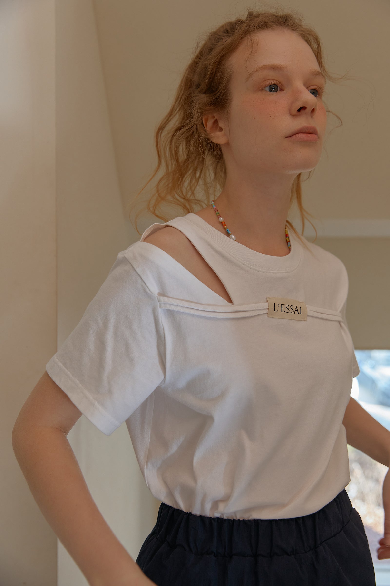 CUT OUT SHOULDER STRING LOGO T-SHIRT_WHITE