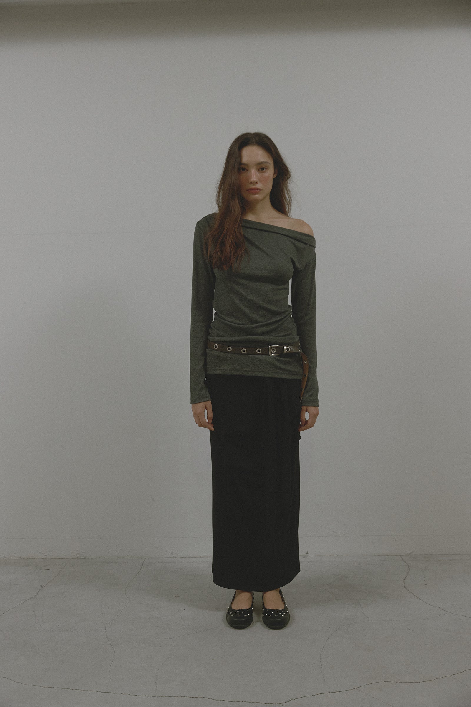 FOLD ONE SHOULDER T_CHARCOAL