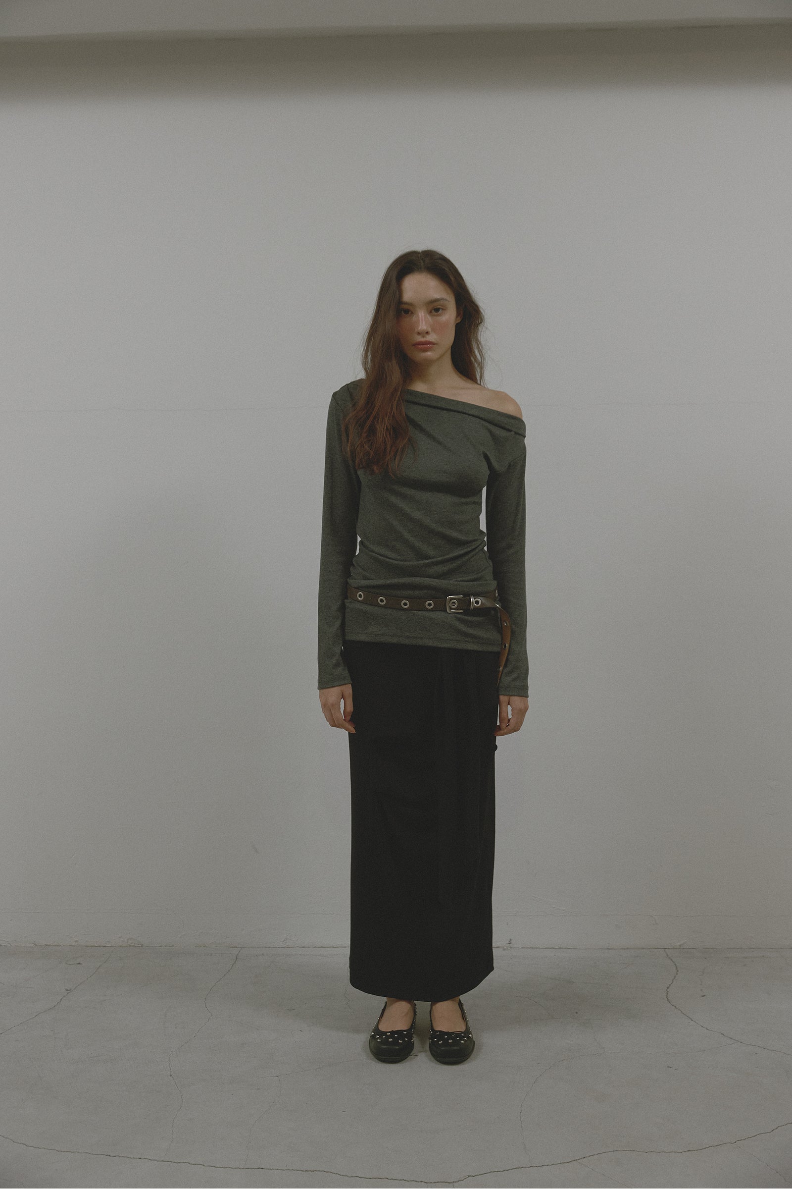 FOLD ONE SHOULDER T_CHARCOAL