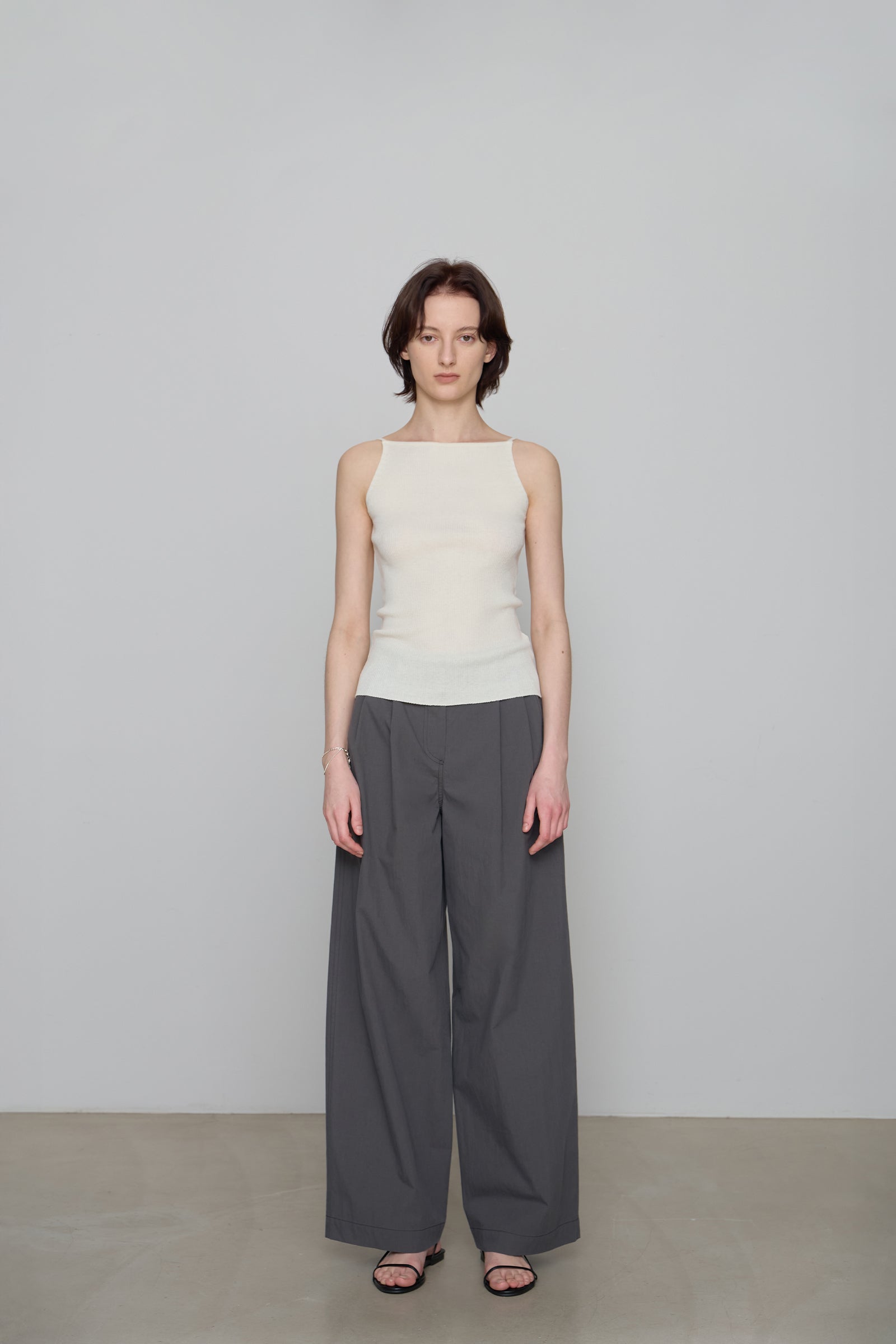 CUTTER WIDE TUCK PANTS_CHARCOAL