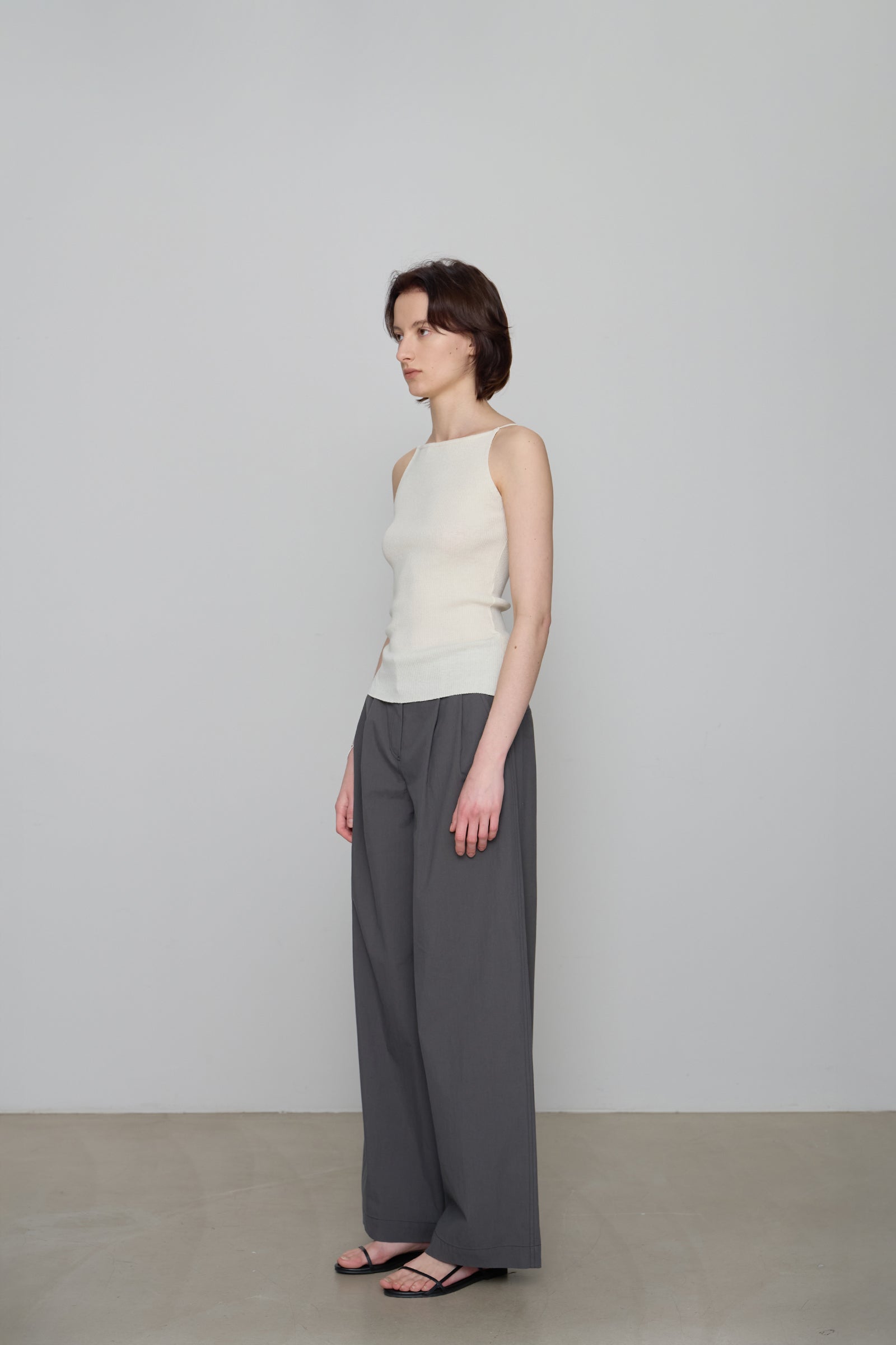 CUTTER WIDE TUCK PANTS_CHARCOAL