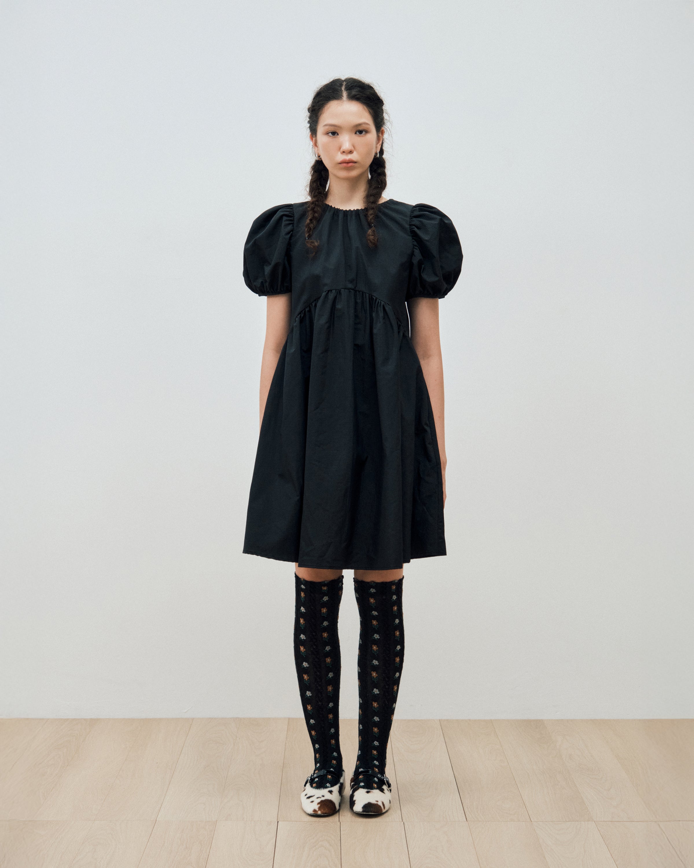 ARCHED SHIRRING PUFF SLEEVE DRESS_ BLACK