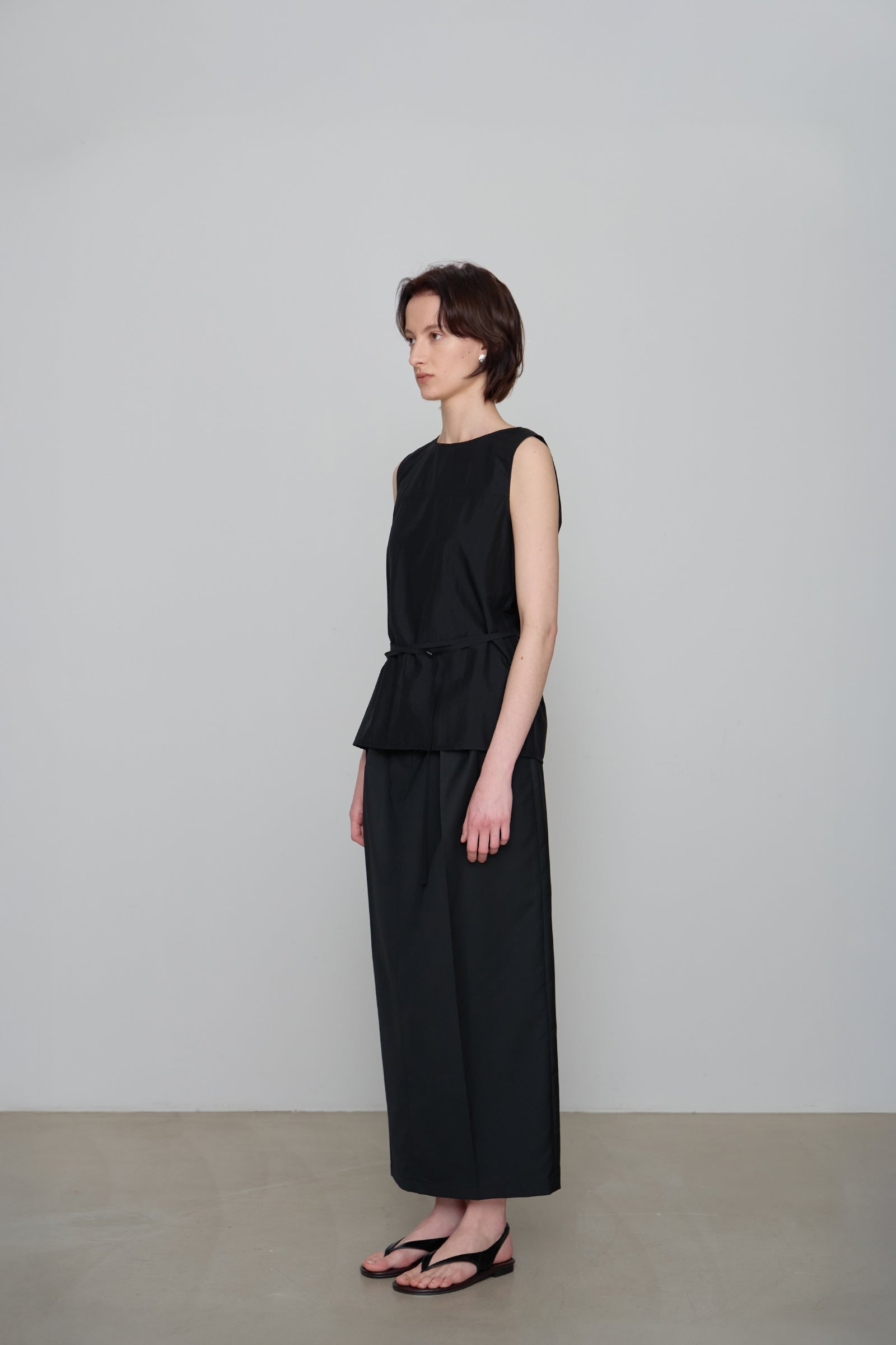 SHEER STRAP SLEEVELESS TOP_BLACK