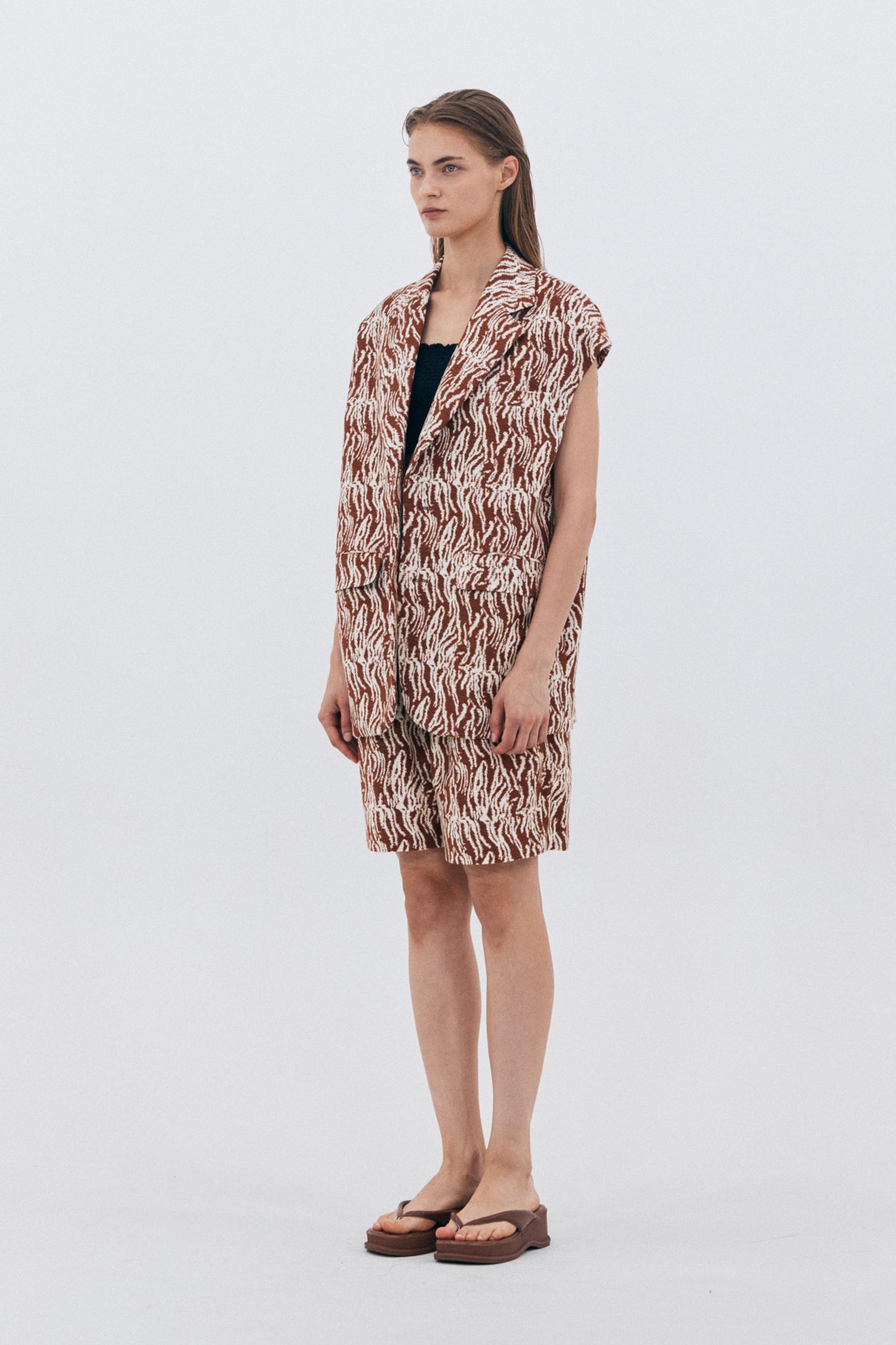 BROWN PATTERN SLEEVELESS JACKET_BROWN