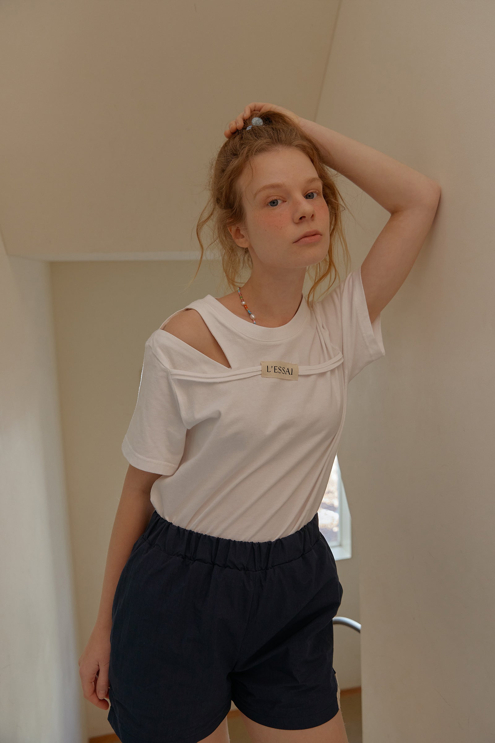 CUT OUT SHOULDER STRING LOGO T-SHIRT_WHITE