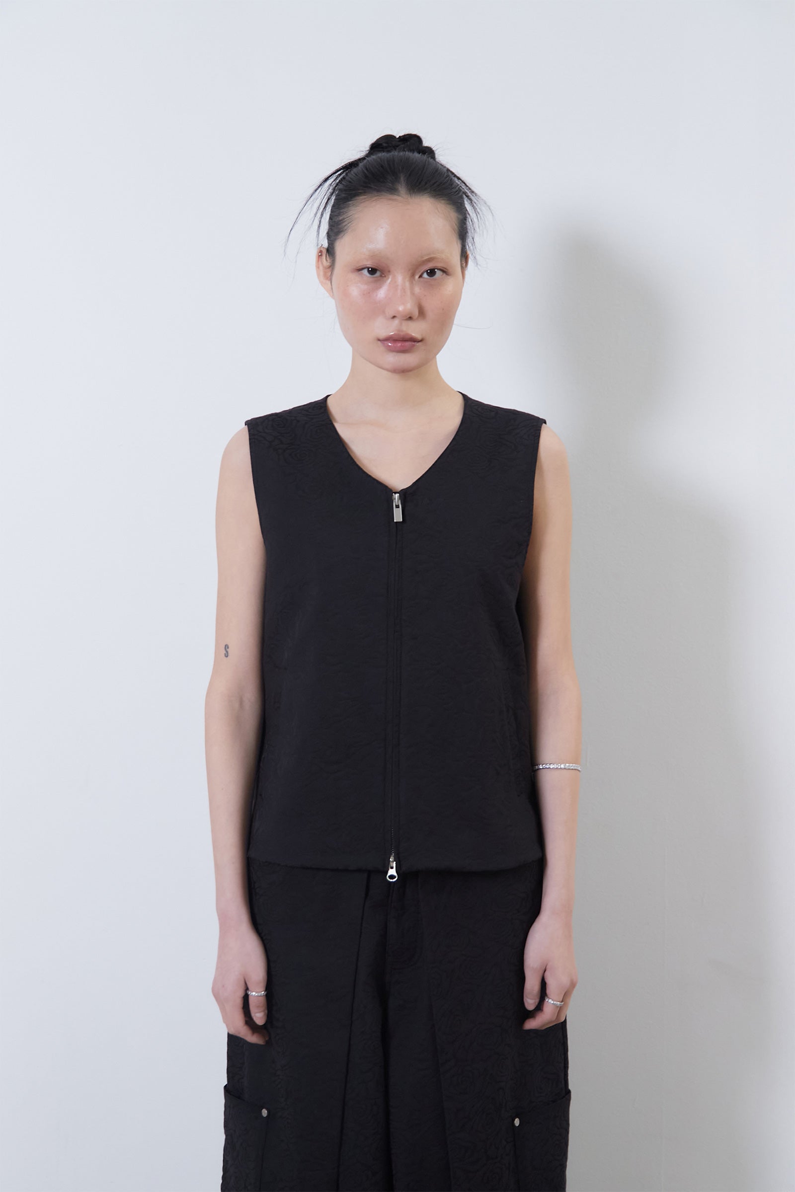 [WOMEN] FLOWER JACQUARD BELTED VEST_BLACK
